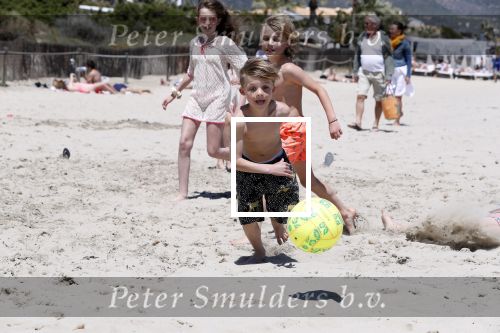 ibiza 2 mei 2018
Johnny Heitinga met zijn vrouw Chartlotte en kinderen Jezebel en Lennox op het strand bij coco beach