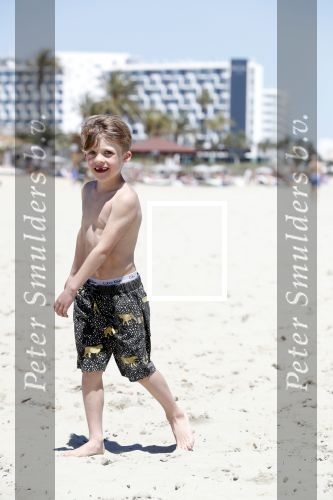 ibiza 2 mei 2018
Johnny Heitinga met zijn vrouw Chartlotte en kinderen Jezebel en Lennox op het strand bij coco beach