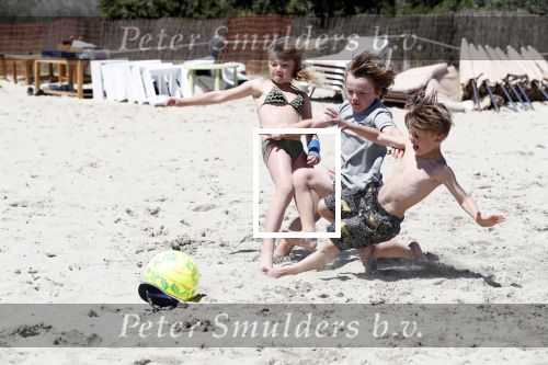 ibiza 2 mei 2018
Johnny Heitinga met zijn vrouw Chartlotte en kinderen Jezebel en Lennox op het strand bij coco beach