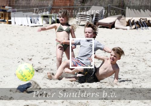ibiza 2 mei 2018
Johnny Heitinga met zijn vrouw Chartlotte en kinderen Jezebel en Lennox op het strand bij coco beach
