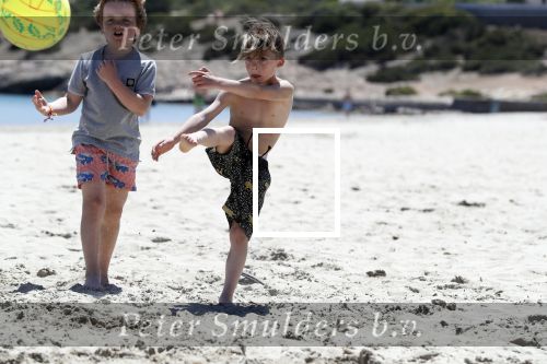 ibiza 2 mei 2018
Johnny Heitinga met zijn vrouw Chartlotte en kinderen Jezebel en Lennox op het strand bij coco beach