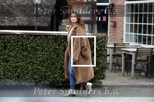Blaricum 14 april 2018
Leontine Borsato wandelend in het centrum van Blaricum.