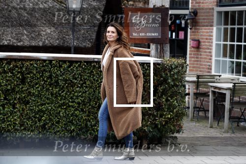 Blaricum 14 april 2018
Leontine Borsato wandelend in het centrum van Blaricum.