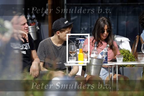 Amsterdam 19 april 2018
Lil Kleine met zijn vriendin jamie Vaes op terras bij George