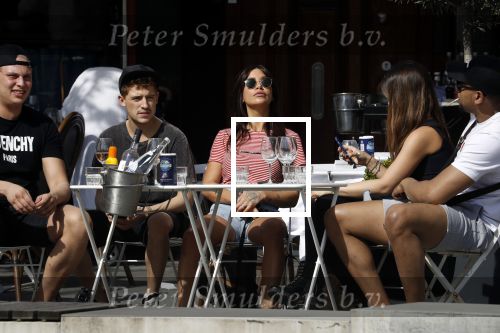 Amsterdam 19 april 2018
Lil Kleine met zijn vriendin jamie Vaes op terras bij George