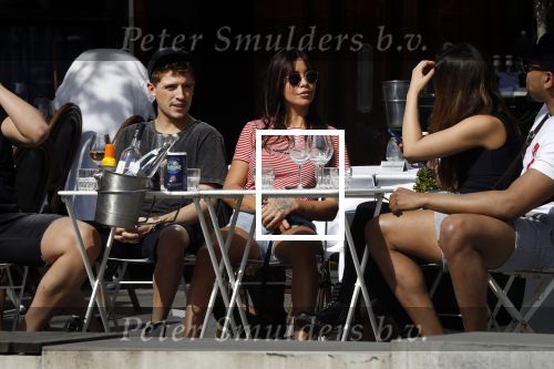 Amsterdam 19 april 2018
Lil Kleine met zijn vriendin jamie Vaes op terras bij George