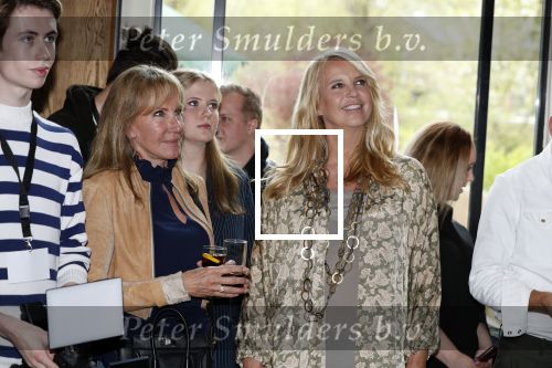 Amsterdam 25 september 2018
Presentatie lâ€™Homo van het blad Linda in Hotel Arena. Linda de Mol reikt het eerste exemplaar uit aan Erwin Olaf Hans v Manen en Hans Klok . Linda met manager Xenia Kasper en dochter Noa Vahle