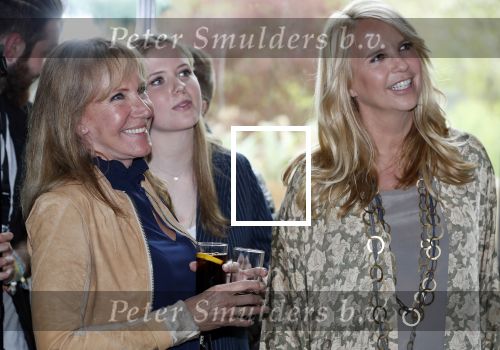 Amsterdam 25 september 2018
Presentatie lâ€™Homo van het blad Linda in Hotel Arena. Linda de Mol reikt het eerste exemplaar uit aan Erwin Olaf Hans v Manen en Hans Klok . Linda met manager Xenia Kasper en dochter Noa Vahle