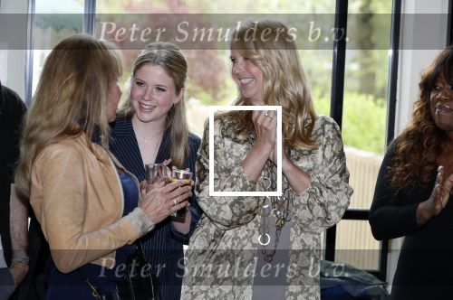 Amsterdam 25 september 2018
Presentatie lâ€™Homo van het blad Linda in Hotel Arena. Linda de Mol reikt het eerste exemplaar uit aan Erwin Olaf Hans v Manen en Hans Klok . Linda met manager Xenia Kasper en dochter Noa Vahle