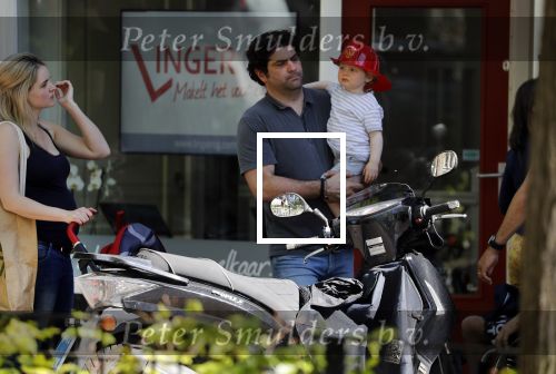 Amsterdam 6 mei 2018
Een zwanger Liza Sips met partner Ralph Manheim en zoon