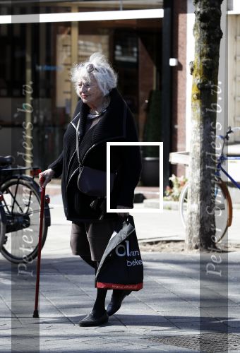 Amsterdam 16 april 2018
Marjan Berk met wandelstok op de beethovenstraat.