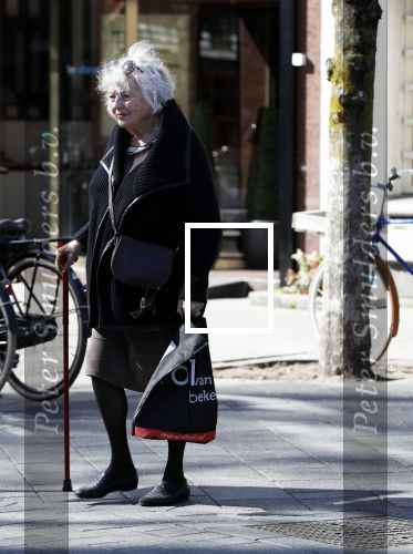Amsterdam 16 april 2018
Marjan Berk met wandelstok op de beethovenstraat.