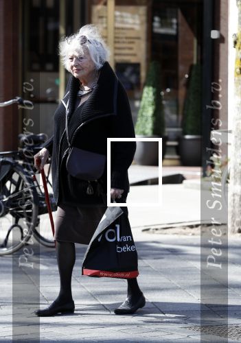 Amsterdam 16 april 2018
Marjan Berk met wandelstok op de beethovenstraat.