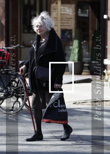Amsterdam 16 april 2018
Marjan Berk met wandelstok op de beethovenstraat.