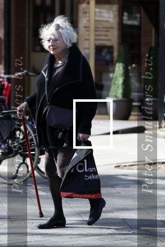Amsterdam 16 april 2018
Marjan Berk met wandelstok op de beethovenstraat.
