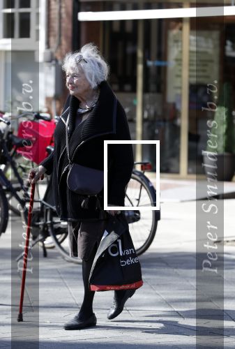 Amsterdam 16 april 2018
Marjan Berk met wandelstok op de beethovenstraat.