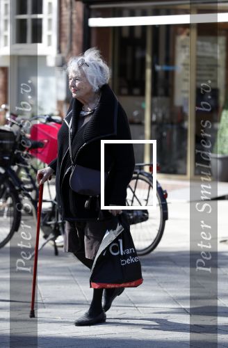 Amsterdam 16 april 2018
Marjan Berk met wandelstok op de beethovenstraat.