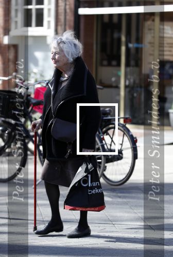 Amsterdam 16 april 2018
Marjan Berk met wandelstok op de beethovenstraat.