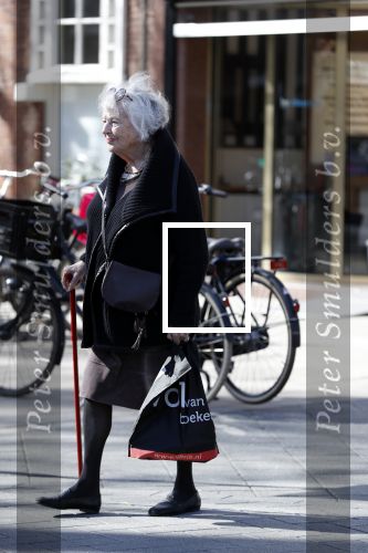 Amsterdam 16 april 2018
Marjan Berk met wandelstok op de beethovenstraat.