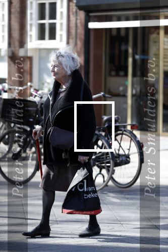 Amsterdam 16 april 2018
Marjan Berk met wandelstok op de beethovenstraat.