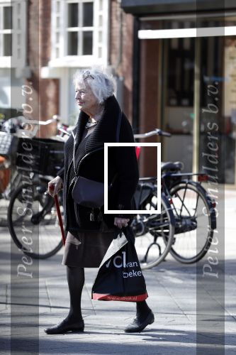 Amsterdam 16 april 2018
Marjan Berk met wandelstok op de beethovenstraat.