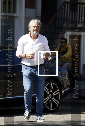Amsterdam 5 mei 2018
Mark Teurlings brengt kopje koffie