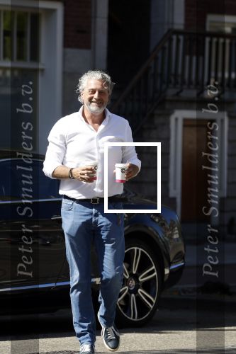 Amsterdam 5 mei 2018
Mark Teurlings brengt kopje koffie