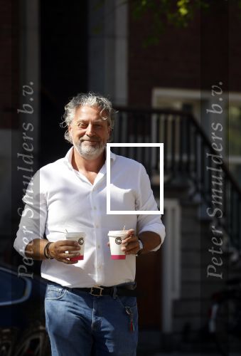 Amsterdam 5 mei 2018
Mark Teurlings brengt kopje koffie