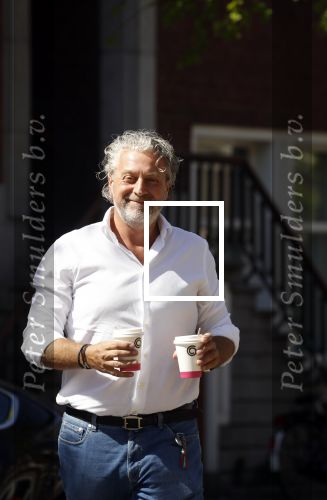 Amsterdam 5 mei 2018
Mark Teurlings brengt kopje koffie