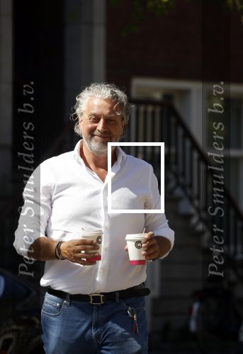 Amsterdam 5 mei 2018
Mark Teurlings brengt kopje koffie