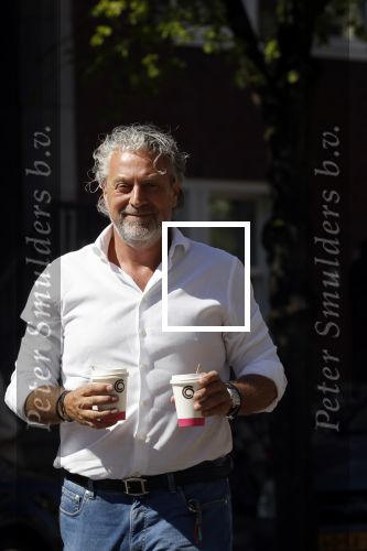 Amsterdam 5 mei 2018
Mark Teurlings brengt kopje koffie