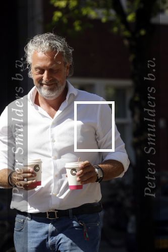 Amsterdam 5 mei 2018
Mark Teurlings brengt kopje koffie