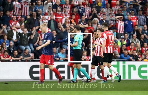 Eindhoven, 15 April 2018
PSV-AJAX, eindstand 3-0 en Landskampioen Seizoen 2017-2018
Max Wober krijgt een rode kaart