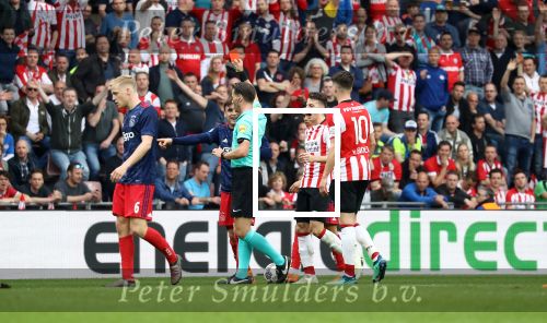 Eindhoven, 15 April 2018
PSV-AJAX, eindstand 3-0 en Landskampioen Seizoen 2017-2018
Max Wober krijgt een rode kaart