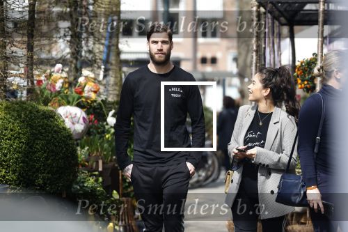 Amsterdam 10 april 2018
Monica Geuze ( zwanger) met haar vriend Lars Veldwijk op de cornelis schuytstraat
