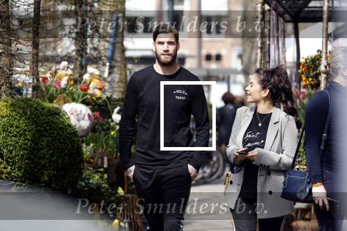Amsterdam 10 april 2018
Monica Geuze ( zwanger) met haar vriend Lars Veldwijk op de cornelis schuytstraat