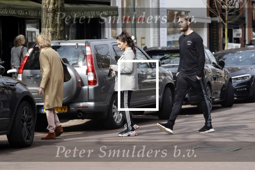 Amsterdam 10 april 2018
Monica Geuze ( zwanger) met haar vriend Lars Veldwijk op de cornelis schuytstraat