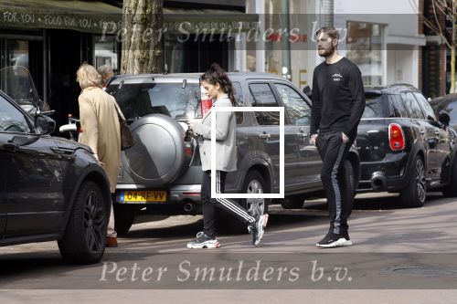 Amsterdam 10 april 2018
Monica Geuze ( zwanger) met haar vriend Lars Veldwijk op de cornelis schuytstraat