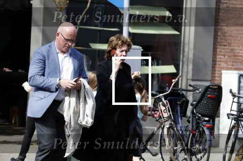 Amsterdam  17 april 2018
Neelie Kroes met een man op terras en op straat op de cornelis schuytstraat