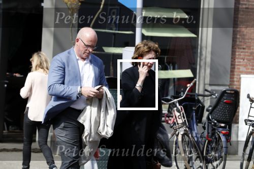 Amsterdam  17 april 2018
Neelie Kroes met een man op terras en op straat op de cornelis schuytstraat