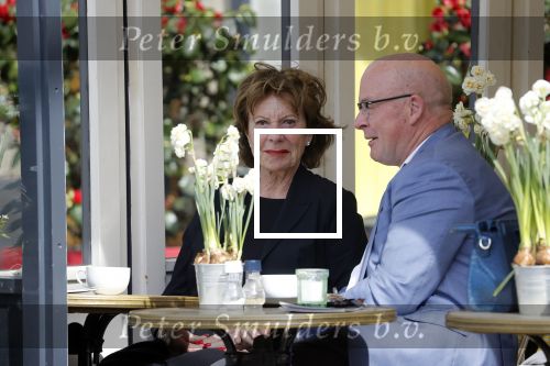 Amsterdam  17 april 2018
Neelie Kroes met een man op terras en op straat op de cornelis schuytstraat
