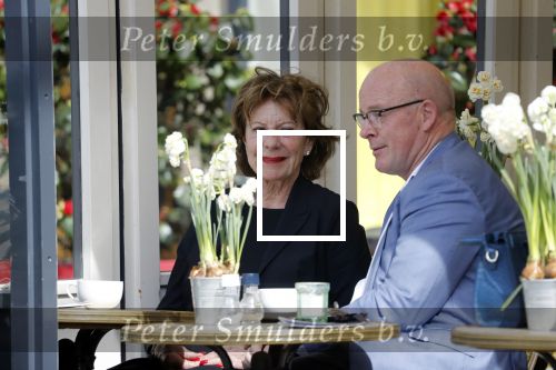 Amsterdam  17 april 2018
Neelie Kroes met een man op terras en op straat op de cornelis schuytstraat