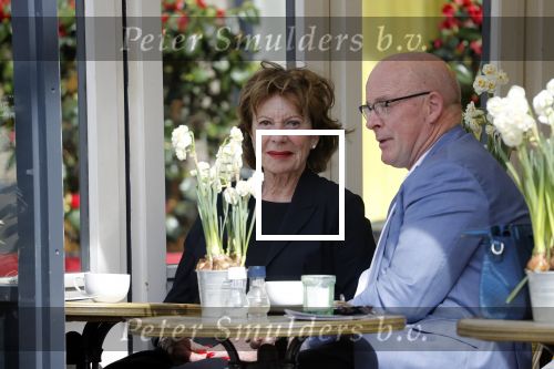 Amsterdam  17 april 2018
Neelie Kroes met een man op terras en op straat op de cornelis schuytstraat
