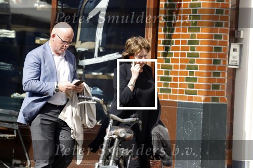 Amsterdam  17 april 2018
Neelie Kroes met een man op terras en op straat op de cornelis schuytstraat