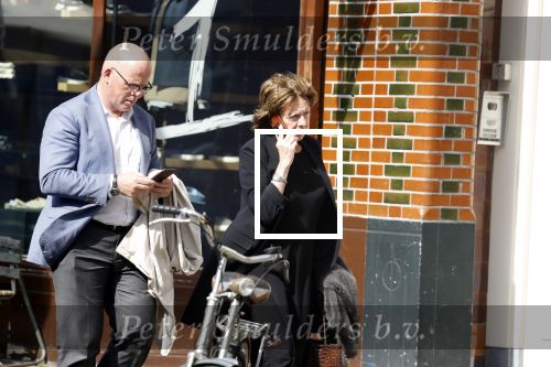 Amsterdam  17 april 2018
Neelie Kroes met een man op terras en op straat op de cornelis schuytstraat