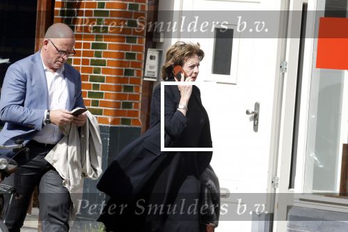 Amsterdam  17 april 2018
Neelie Kroes met een man op terras en op straat op de cornelis schuytstraat