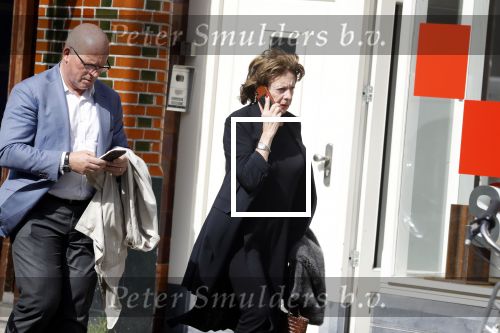 Amsterdam  17 april 2018
Neelie Kroes met een man op terras en op straat op de cornelis schuytstraat