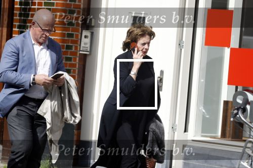 Amsterdam  17 april 2018
Neelie Kroes met een man op terras en op straat op de cornelis schuytstraat