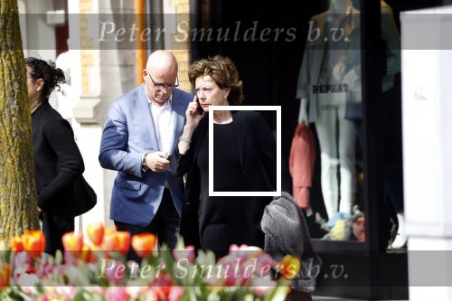 Amsterdam  17 april 2018
Neelie Kroes met een man op terras en op straat op de cornelis schuytstraat