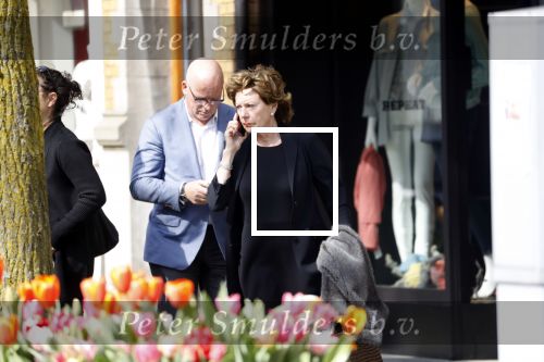 Amsterdam  17 april 2018
Neelie Kroes met een man op terras en op straat op de cornelis schuytstraat